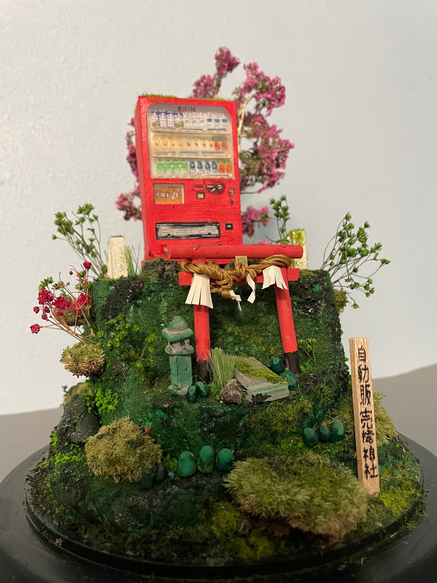 « The Red Vending Machine Shrine » par Patisss