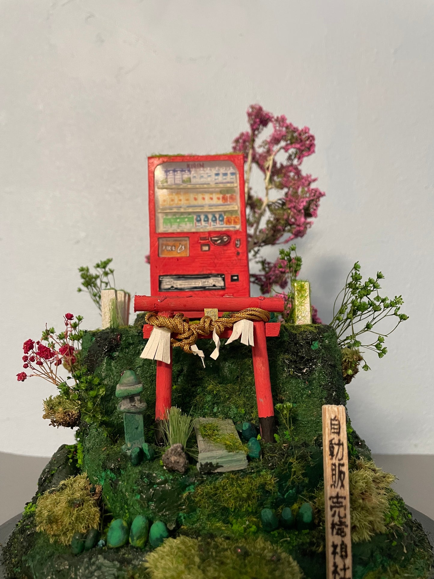 « The Red Vending Machine Shrine » par Patisss